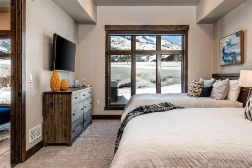 Pristine Condo on Golf Course and Walk To Gondola - image 2