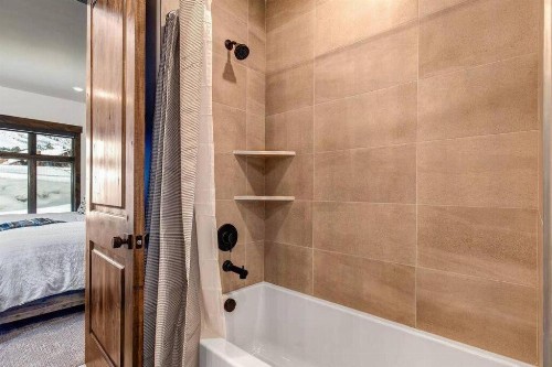 Pristine Condo on Golf Course and Walk To Gondola - image 5
