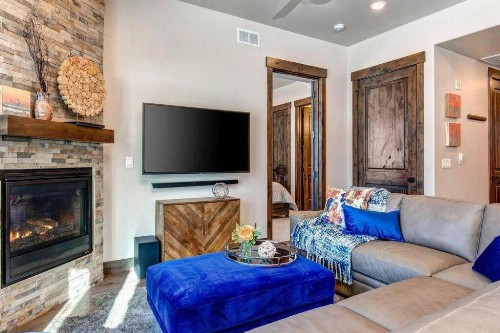 Pristine Condo on Golf Course and Walk To Gondola - image 6