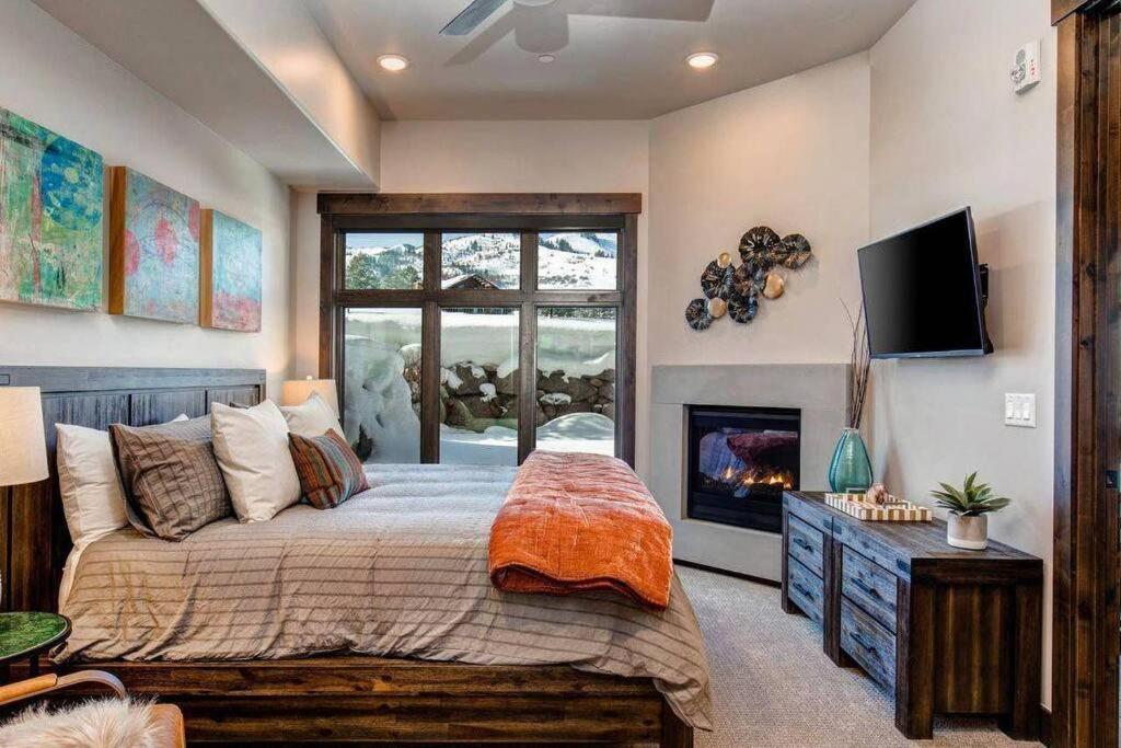 Pristine Condo on Golf Course and Walk To Gondola - image 7