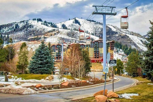 Pristine Condo on Golf Course and Walk To Gondola - image 8