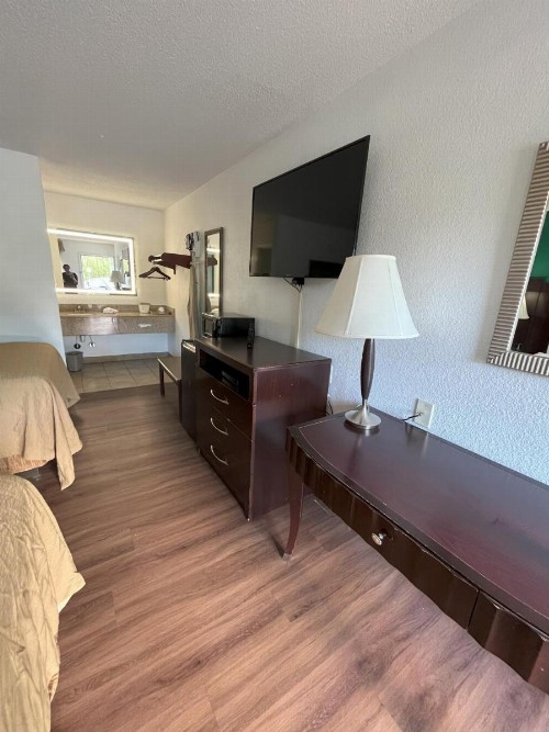 Pinetree Inn - image 23