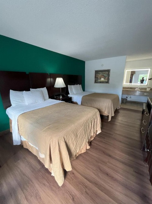 Pinetree Inn - image 24
