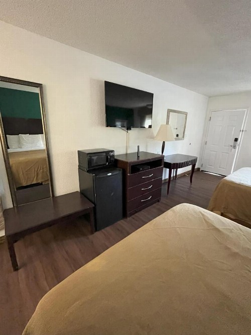Pinetree Inn - image 25