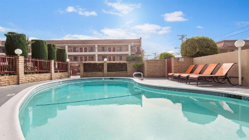 Best Western Pasadena Royale Inn & Suites - image 8