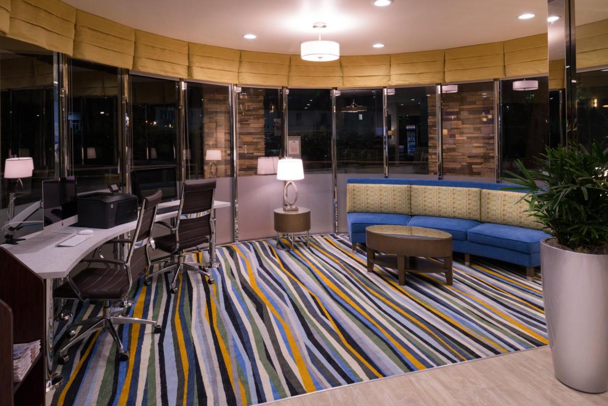 Holiday Inn Express Hotel & Suites Pasadena-Colorado Boulevard an IHG Hotel - image 2