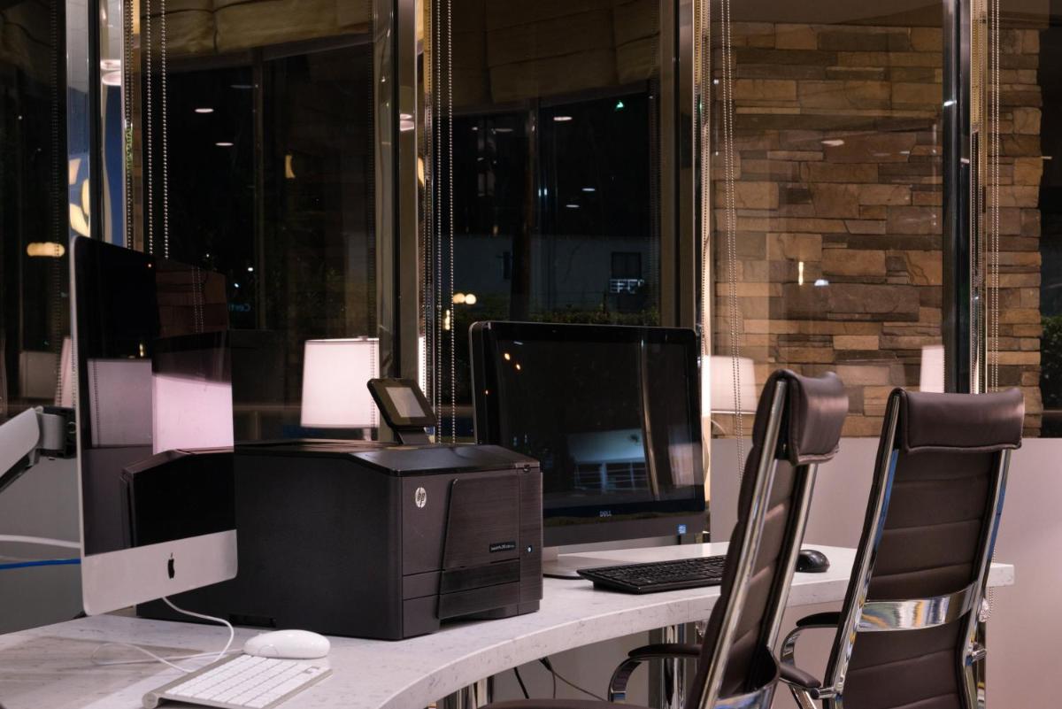 Holiday Inn Express Hotel & Suites Pasadena-Colorado Boulevard an IHG Hotel - image 3
