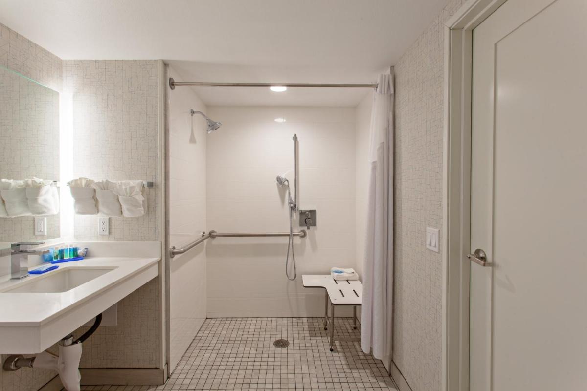 Holiday Inn Express Hotel & Suites Pasadena-Colorado Boulevard an IHG Hotel - image 7