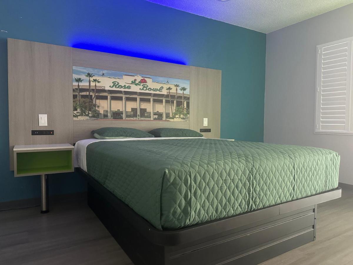 Hi-Way Host Motel - main image