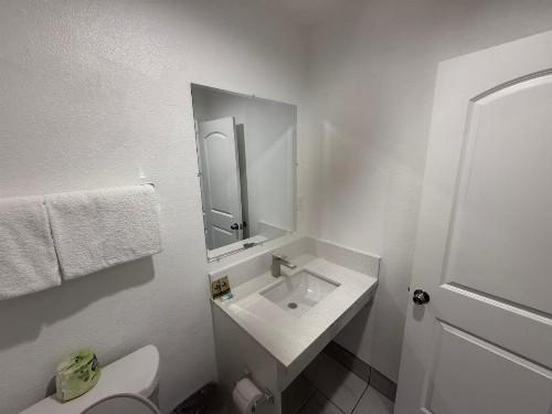 Hi-Way Host Motel - image 11