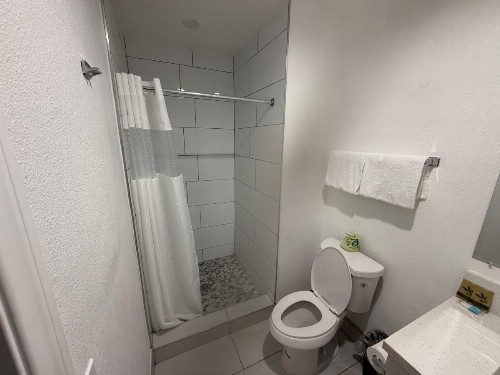 Hi-Way Host Motel - image 12