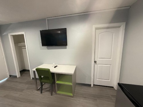 Hi-Way Host Motel - image 13