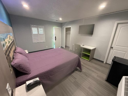Hi-Way Host Motel - image 14