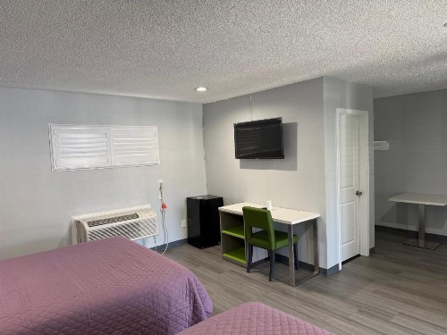 Hi-Way Host Motel - image 17