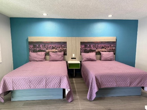 Hi-Way Host Motel - image 18