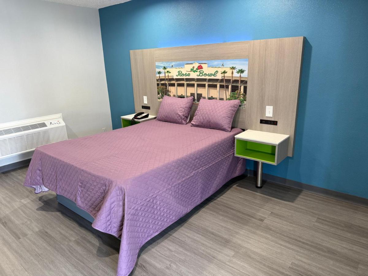 Hi-Way Host Motel - image 2