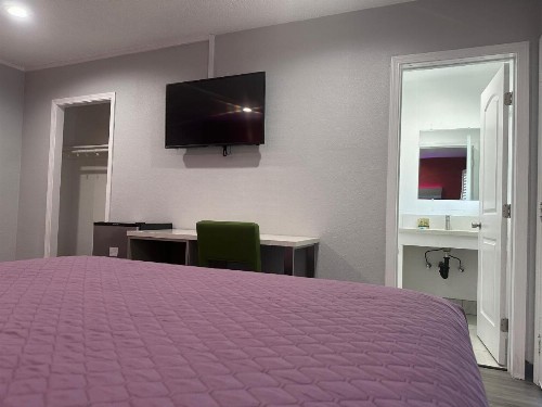 Hi-Way Host Motel - image 21