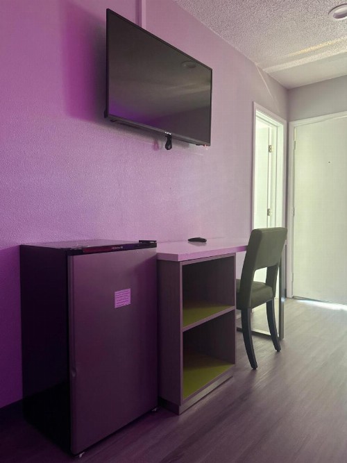 Hi-Way Host Motel - image 22