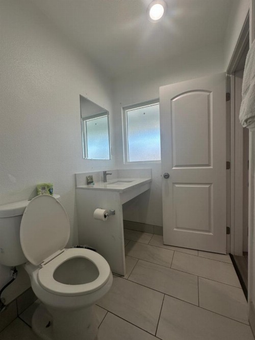 Hi-Way Host Motel - image 25