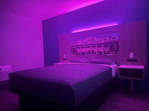 Hi-Way Host Motel - image 28