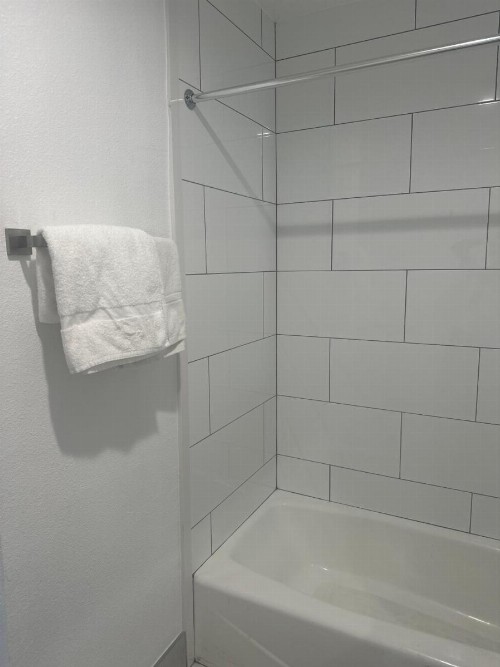 Hi-Way Host Motel - image 29