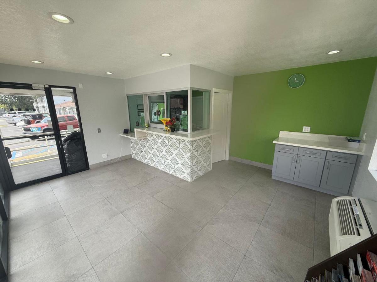 Hi-Way Host Motel - image 3