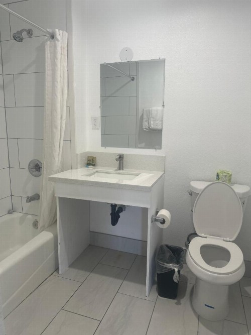Hi-Way Host Motel - image 30