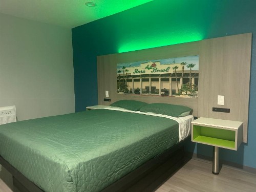 Hi-Way Host Motel - image 32