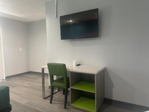 Hi-Way Host Motel - image 33