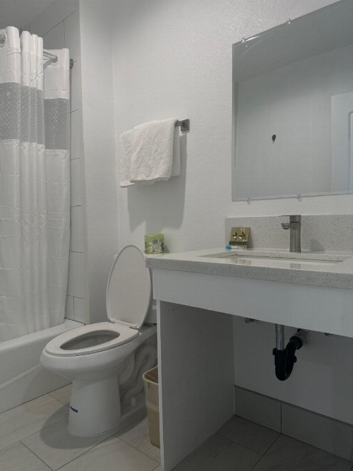 Hi-Way Host Motel - image 34