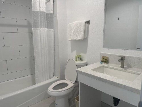 Hi-Way Host Motel - image 35