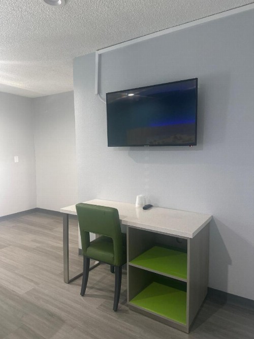 Hi-Way Host Motel - image 36