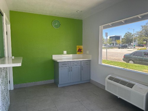 Hi-Way Host Motel - image 39