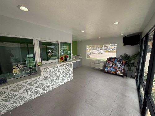 Hi-Way Host Motel - image 4