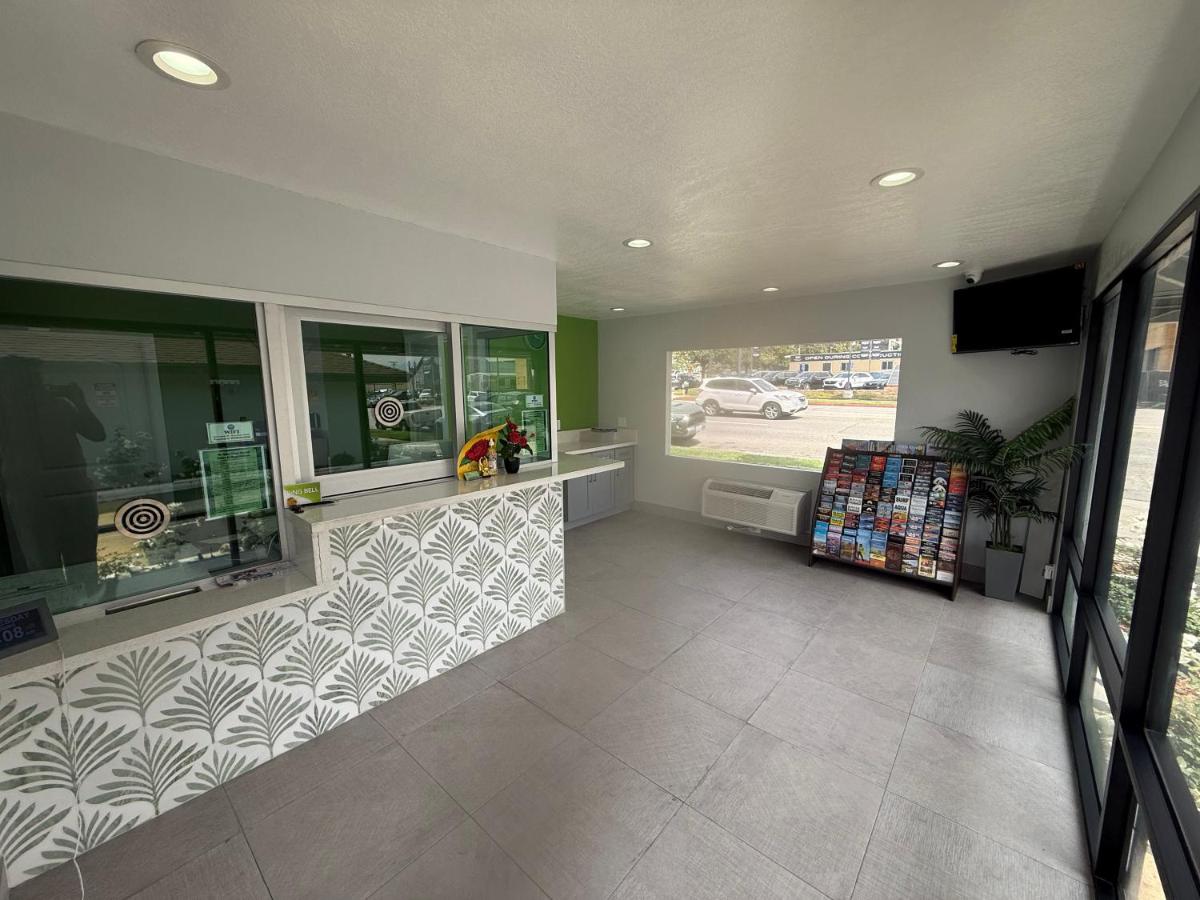 Hi-Way Host Motel - image 4