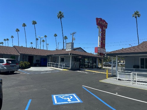 Hi-Way Host Motel - image 40