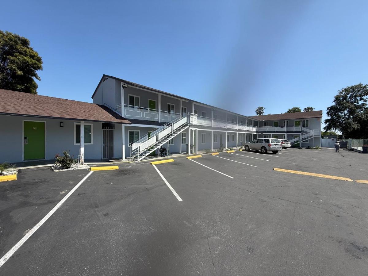 Hi-Way Host Motel - image 5