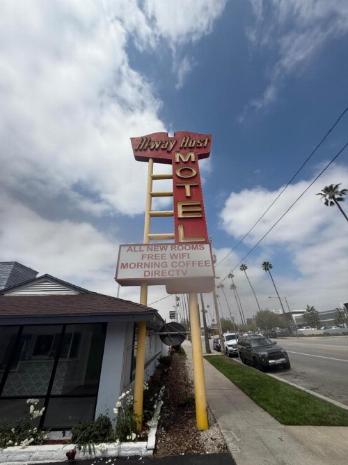 Hi-Way Host Motel - image 6