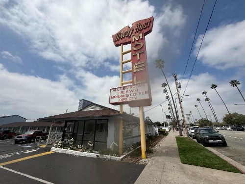 Hi-Way Host Motel - image 9