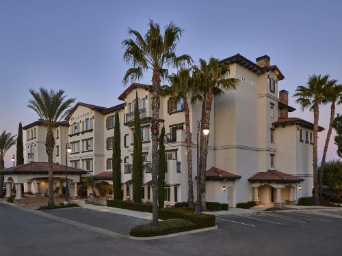 La Bellasera Hotel & Suites - image 1