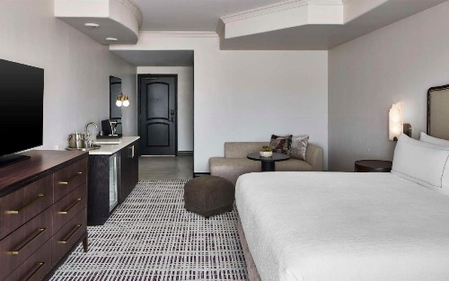 La Bellasera Hotel & Suites - image 2