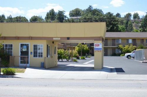 Budget Inn - image 10