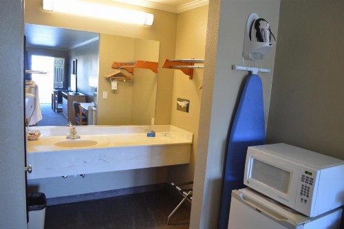 Budget Inn - image 14