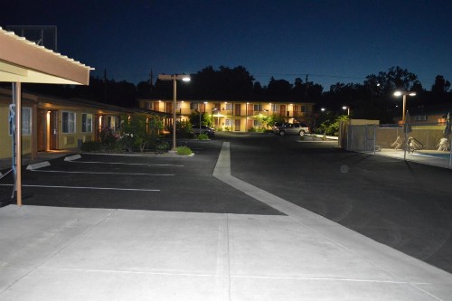 Budget Inn - image 5