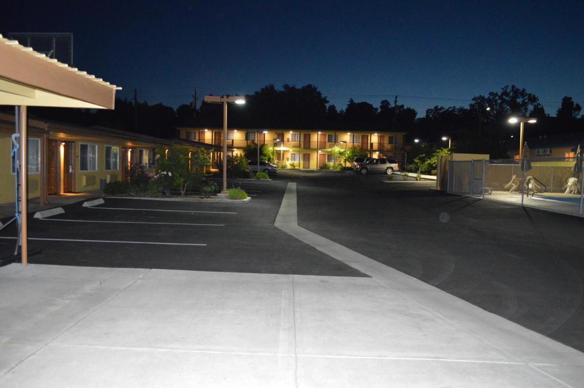 Budget Inn - image 5