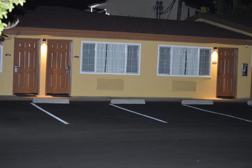 Budget Inn - image 7
