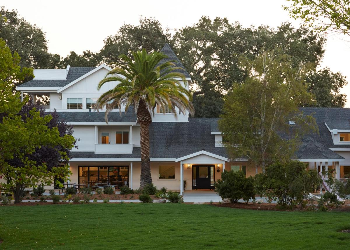 SummerWood Inn - image 2