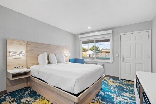 Town House Motel - image 10