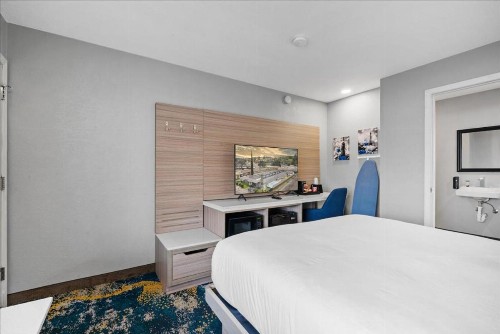 Town House Motel - image 11
