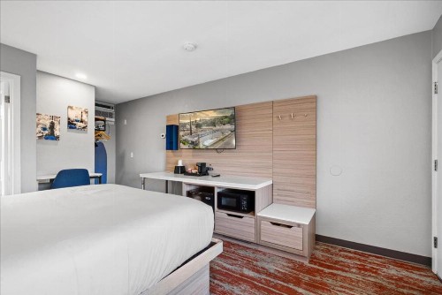 Town House Motel - image 13
